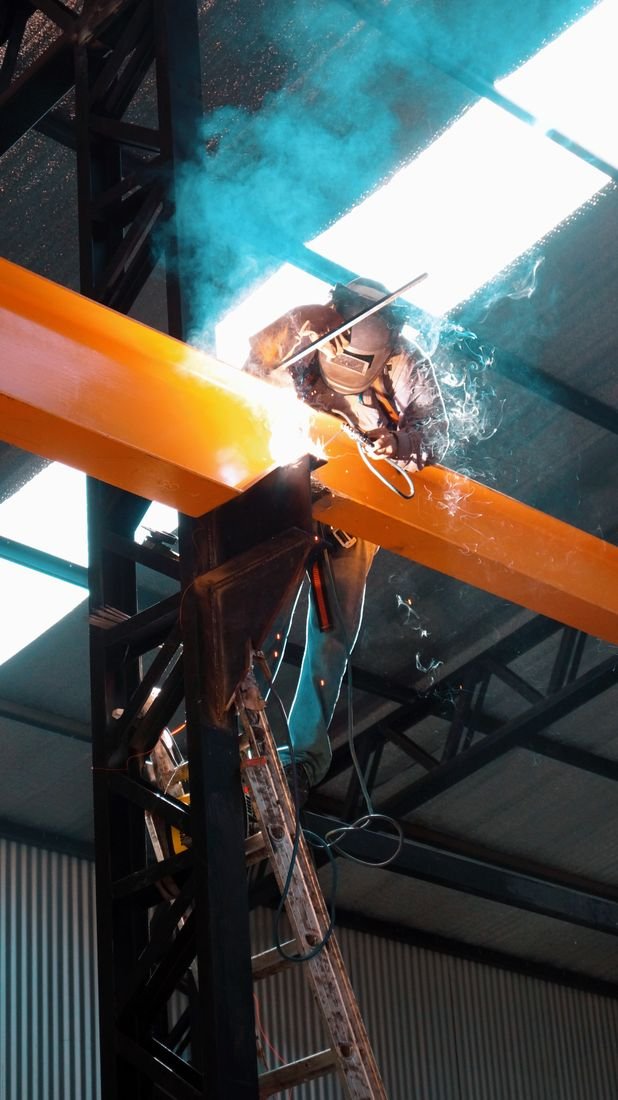 Trabajos de herrería y estructura metálica en obra
